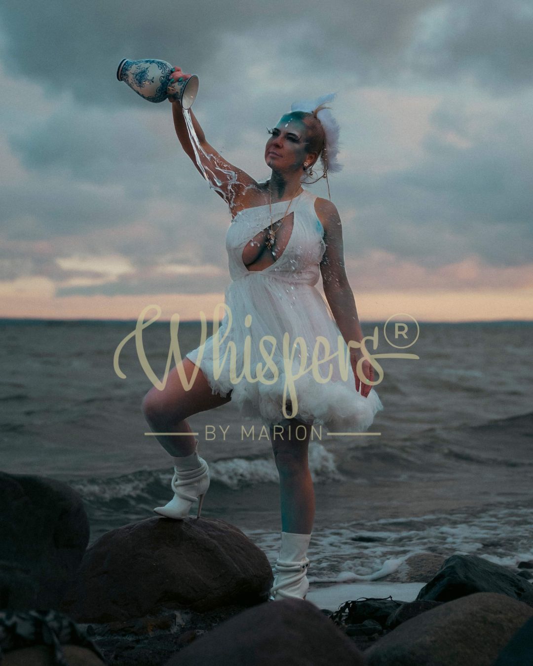 Gaia’s Ascension tote bag med kunstmotiv av blå feminin figur med lukket øyne og lys i pannen, omgitt av kosmisk energi og stjerner.